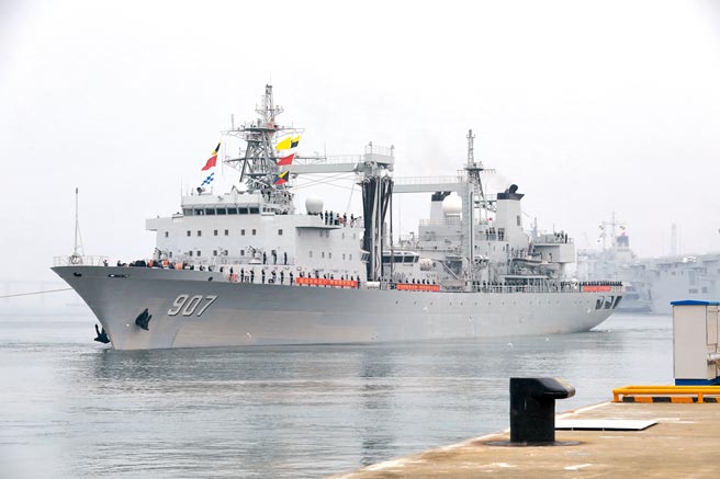 一艘中国军舰首次出现在东非吉布地多拉雷港的中国军事基地，据称是「骆马湖号」远洋综合补给舰。（新华社）