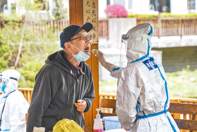上海疫情持續延燒。28日封控首日，本土感染人數達到4477例，創下單日新高。圖為浦東民眾正在進行核酸採樣。（新華社）