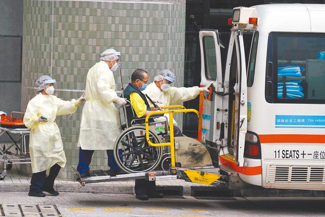香港疫情昨日新增7596確診病例，再添151人死亡。圖為病情好轉的確診病患離開醫院。（中新社）