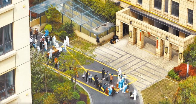 大陆各省市先后发布今年清明祭扫的相关注意事项，也有部分城市倡导透过网路「云祭扫」或代祭扫等服务。图为上海市民排队等候核酸筛检。（摘自人民日报微博）