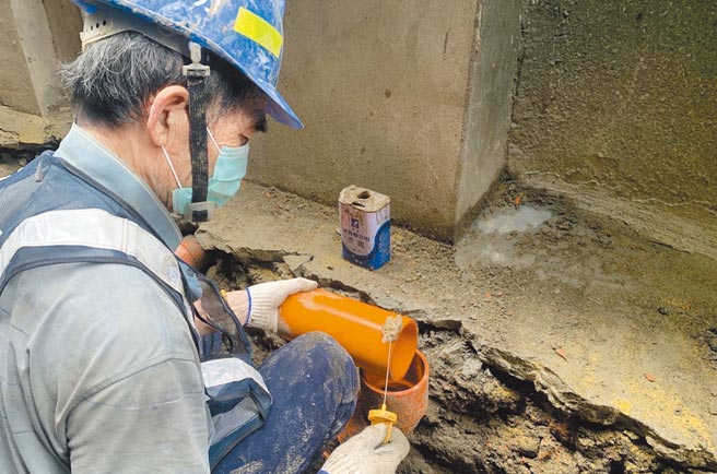 新北市污水下水道用户接管数已达69.8%，但部分民眾因不想支付污水处理费用，拒绝接管，造成地方环境污染。（水利局提供／蔡雯如新北传真）