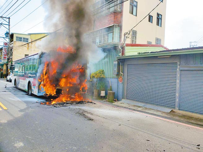 台中公车一年来发生3起火烧车事件，交通局要求客运业者全面检查。（台中市消防局提供／陈淑娥台中传真）