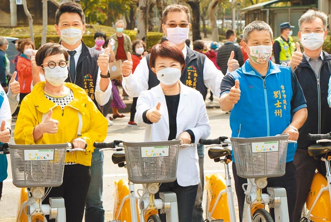 台中市长卢秀燕（中）29日宣布「iBike倍增计画」突破1000站，让民眾转乘更便利，节能减碳更可健身。（卢金足摄）