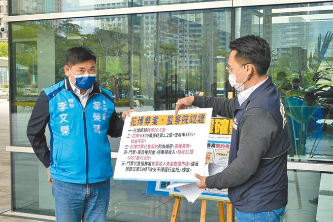 國民黨市議員參選人李文傑、楊大鋐29日點名王義川，抨擊BRT造成市府加計利息賠4734萬。（盧金足攝）