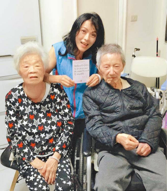 大陆籍配偶陈波投入长照工作，接居家服务不断，至今已买车也在外县市买房，她说：「虽然辛苦，但也值得」。（凝爱新住民服务据点提供／林雅惠高雄传真）