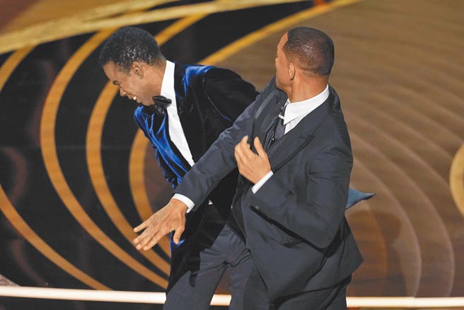 威尔史密斯（右）上台痛揍颁奖人克里斯洛克事件引起轩然大波。（美联社）