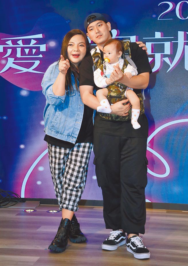 小甜甜（左）与先生宋晋贤、女儿米苔目首度一起出席公益记者会。（赵双杰摄）