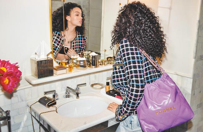 惠特妮皮克不僅戲功了得，拍起時尚照有模有樣。（CHANEL提供）