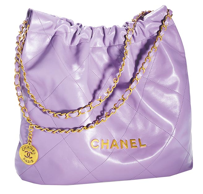 CHANEL 22中型款粉紫色提包，16萬2000元。（CHANEL提供）