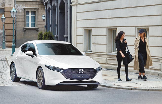 MAZDA自创厂至今持续透过技术累积建立深厚的造车基础，发展出全球首款量产e-SKYACTIV X汽油压燃引擎，并导入MAZDA3 e-SKYACTIV X Edition（见图），最大特色是採用独家的火花控制压燃点火（SPCCI,Spark Controlled Compression Ignition）技术。（台湾马自达提供）