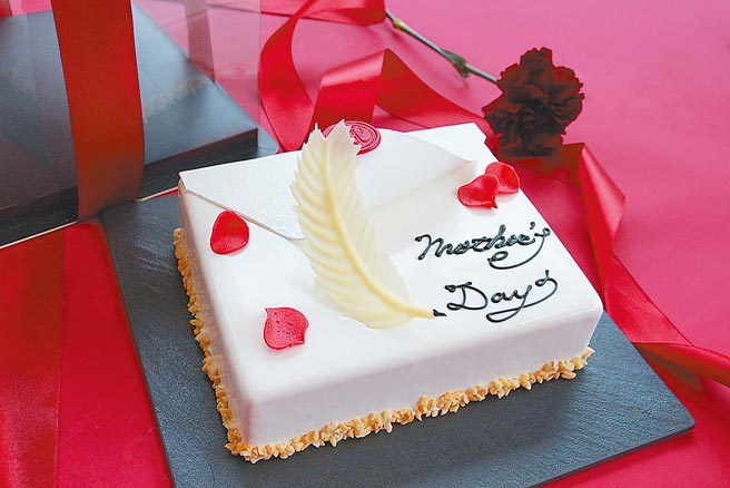 台中日月千禧酒店推母亲节蛋糕专案，以「给母亲的一封信」蛋糕精装组合每组售价999元（见图）。（台中日月千禧酒店提供）