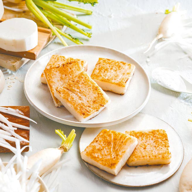 新光三越独家限量，梁家疯味原味爆丝萝卜糕＋海量干贝萝卜糕，扣skm points100点＋670元。（新光三越提供）