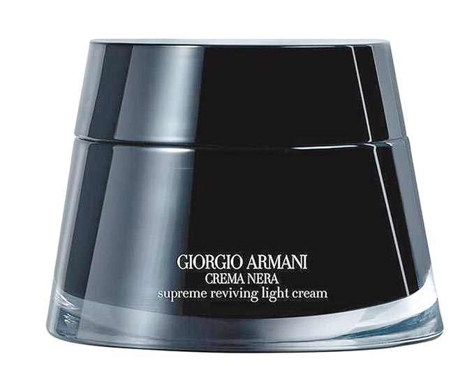 新光三越全台独家GIORGIO ARMANI亚曼尼黑霜轻奢版，推荐价9500元，加赠黑曜岩精萃露10ml＋黑霜5ml＋眼霜5ml。（新光三越提供）