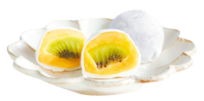 新光三越独家限量，金桃家草莓大福，芋红豆大福6入＋奇异果大福绿豆馅6入，扣skm points 100点＋560元。（新光三越提供）