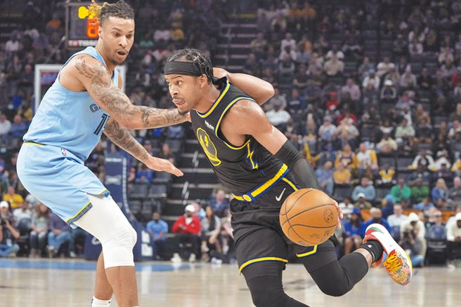 勇士菜鸟穆迪（右）带球想摆脱灰熊布兰登克拉克的防守。（美联社）