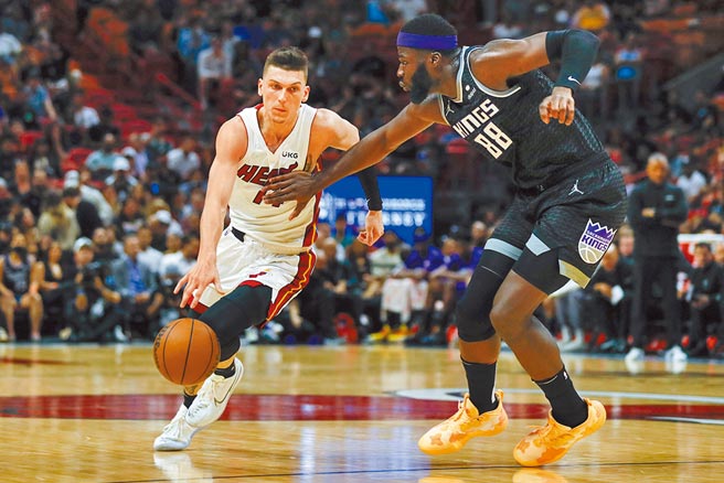 熱火後衛赫羅（左）突破國王中鋒克塔的防守。（路透）