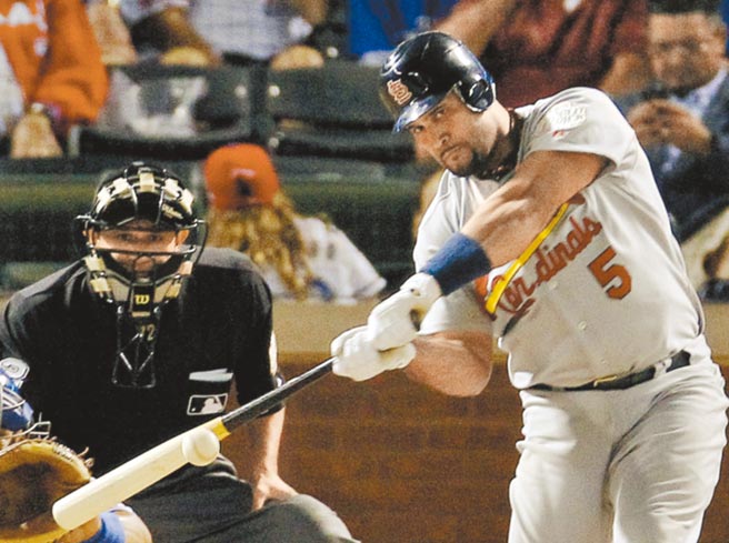 準名人堂球星、3屆國聯MVP普侯斯（右）重披紅雀戰袍，並表示今年將是他最後一季。（美聯社資料照片）