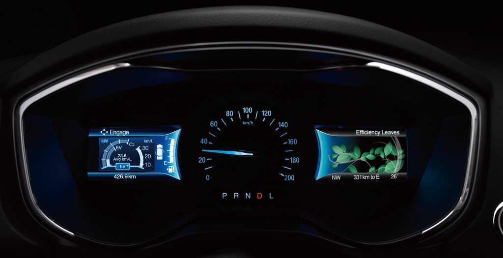 New Ford Mondeo Hybrid Wagon搭載專屬的雙4.2吋液晶智慧節能輔助多工儀錶板，及SYNC®3娛樂通訊整合系統，打造科技質感座艙。 (圖/Ford)