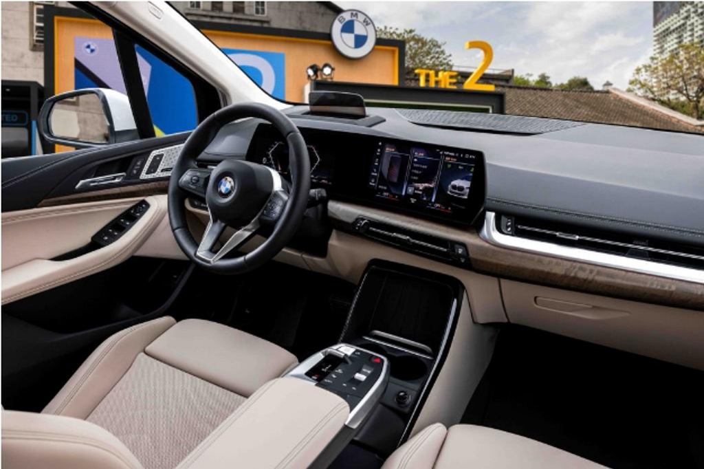 BMW 2系列Active Tourer導入最新的一體式曲面螢幕科技。（汎德提供）
