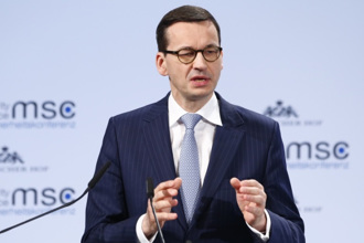 波蘭總理：今年底前完全擺脫俄國石油天然氣 