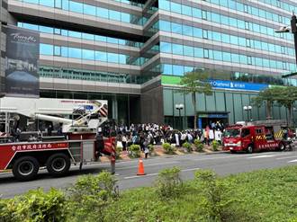 渣打銀行敦北分行大樓後側竄火 緊急疏散全棟2000人