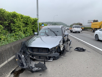 自動駕駛釀禍！國道1瑞典坦克追撞工程車幸無人傷