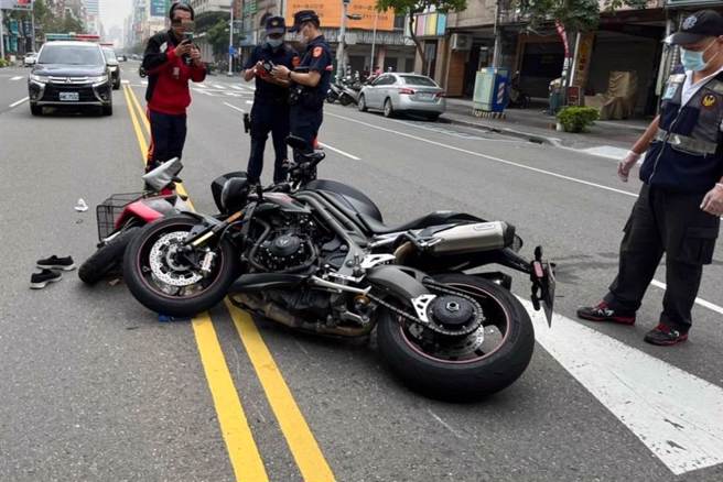 陳男入手售價百萬的重機「凱旋」不到24小時就出意外，維修費上看20萬，讓他相當崩潰。(圖／翻攝照片／高雄洪靖宜傳真)