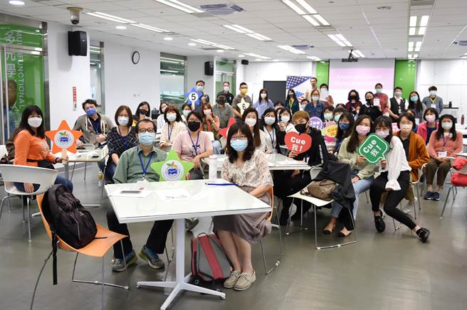 藉由「教师英语战斗充电营」强化教师端的英语专业，也提升学生端的英语听、说、读、写等能力，进而实现2030双语政策。（静宜大学提供）