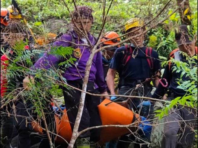 搜救人员30日寻获登山失联的蔡进国，合力将遗体搬运下山。（民眾提供／王扬杰新北传真）