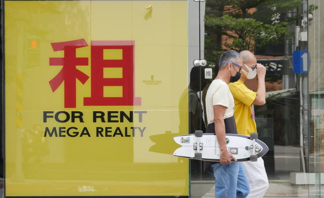 行政院拟通过「300亿元中央扩大租金补贴专案」，估受惠户数将提升至50万。图为民眾经过大型租屋看板。(示意图/资料照/陈俊吉摄)
