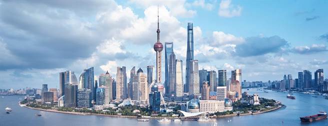 上海昨新增本土确诊355例、无症状感染者5298例，市委书记李强下令：严控疫情、尽早实现社会清零。（观察者网）