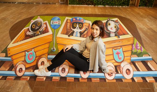 Global Mall今年母親節獨家與3D立體噴繪藝術家圖龍蘇家賢合作，於全台八店推出「3D貓咪藝術畫」。（Global Mall提供）