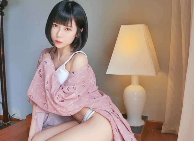 正妹护理师自曝曾罹患脱髮症，当时照镜子就想哭。（图／翻摄自赵宇乔脸书）