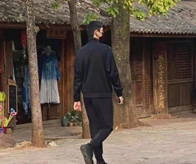 网友说李现在跑步。（图／微博）