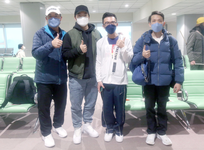 荣获「2022路易乐斯福世界杯麵包大赛」团体赛冠军的台湾代表队，31日清晨返台，下机后合影留念。（范扬光摄）