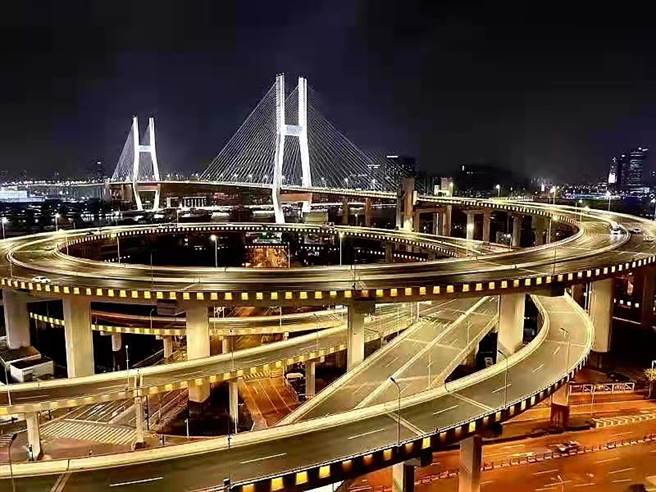 上海以黄浦江为界，浦东、浦西先后各自封控4天，在区域内实施全民核酸普筛，马路上一片空荡荡，宛如鬼城。（人民日报）