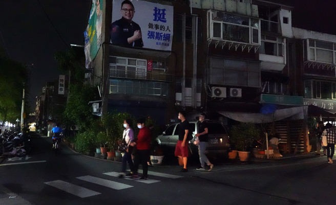 图为台北市士林捷运站附近商圈30日晚间发生停电状况，不少公寓陷入一片漆黑。（资料照/姚志平摄）