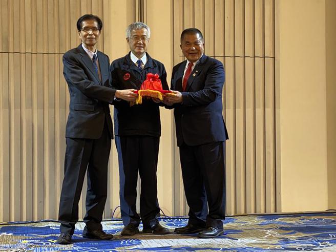 （桃园市建商公会理事长交接，大睦建设董事长李文科（左）交棒给满鸿建设董事长刘守礼（右）。图／桃园建商公会提供）