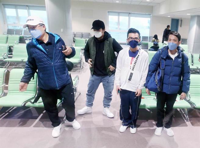 荣获「2022路易乐斯福世界杯麵包大赛」团体赛冠军的台湾代表队31日清晨返台，教练吴武宪（左起）、选手徐绍桓、武子靖及李忠威下机后在候机室落地筛检，不过吴武宪却呈现阳性反应，立即被送往专责医院。（范扬光摄）