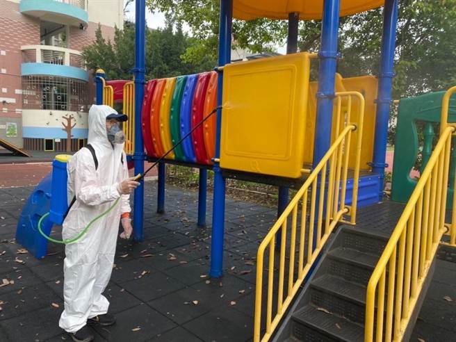 竹市1家3口确诊案，关东国小等2187人採检全阴，图为市府昨天紧急在校园清消。（新竹市政府提供／陈育贤新竹传真）