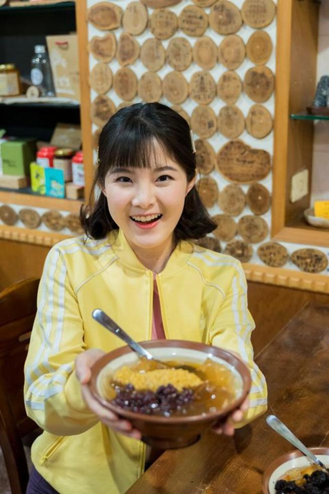 ▲跟着Youtuber 狂人JoJo来到宝来一起品嚐手洗爱玉冰品。　图：高雄市政府观光局／提供