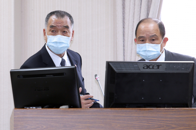 国防部长邱国正（左）、全民防卫动员署署长白捷隆（右）31日在立法院报告并备询。（黄世麒摄）