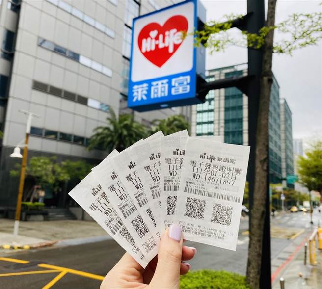 幸運兒到萊爾富花不到百元就中統一發票千萬大獎(圖／萊爾富提供)