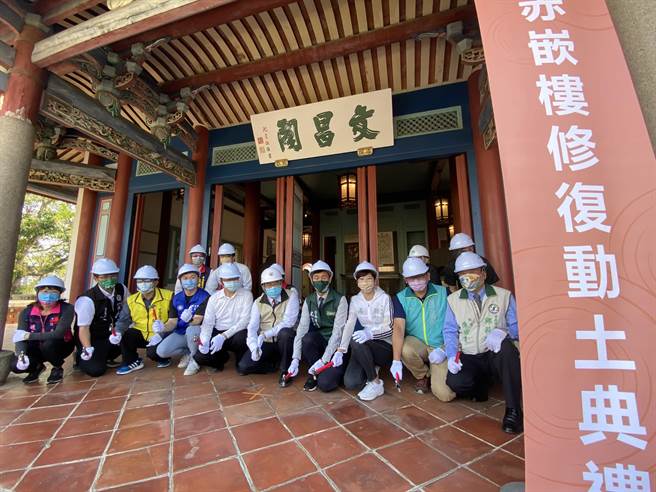 国定古蹟赤嵌楼今启动修復，台南市长黄伟哲（右五）动土敲锤。（曹婷婷摄）