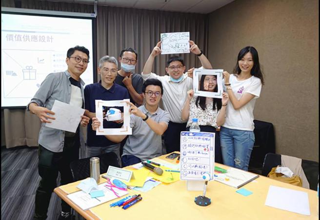 （宏正重視人才的長期發展，透過定期規劃與舉辦員工教育訓練，如針對業務團隊舉辦的Workshop共識營，協助每位宏正員工創造更好的職涯發展與未來。圖／宏正提供）