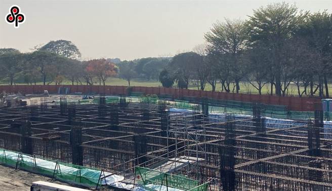 行政院消保處今年陸續接獲消費者陳情，提及部分建案未能如期取得使用執照，更以疫情、缺工、缺料為由，要求消費者無條件配合修改已簽訂預售屋買賣契約，展延取得使用執照期限。（報系資料照）