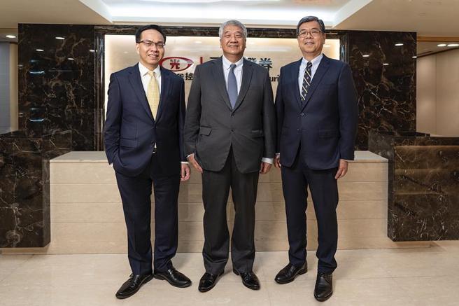 （元富投顾总经理郑文贤、元富证券董事长陈俊宏、元富证券总经理张清发。图／元富证券。）