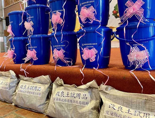 宜兰县政府今天（31日）宣布每一户发放一个具有沥水功能的厨余桶，清洁队把回收的厨余送至宜兰县有机废弃物处理厂，制成有机培养土。（吴佩蓉摄）