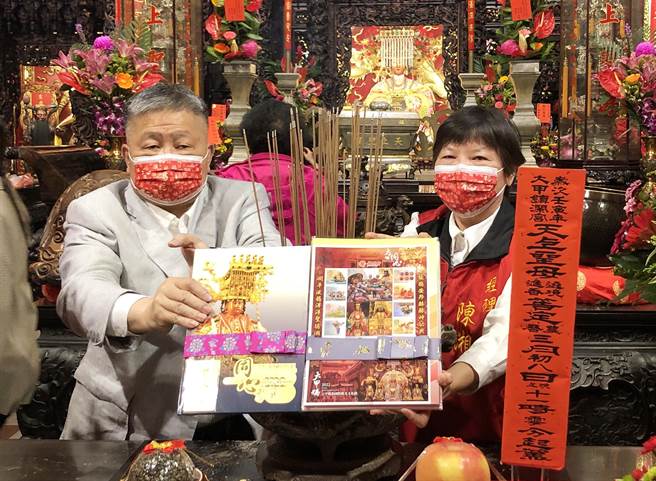 台中邮局局长陈湘慈及镇澜宫顏董事长清标等，今天一起于大甲镇澜宫大殿举行妈祖邮册祈福过火仪式。（陈世宗摄）