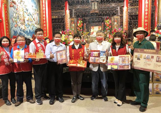 台中邮局感念妈祖护国佑民显赫神威，连续11年与大甲镇澜宫合作，今年除以3D纸雕辅以「同心」主题金箔设计，今天举行过火仪式。（陈世宗摄）